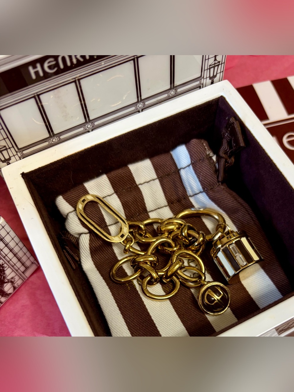 FULL INCLUSION NWOT HENRI BENDEL Iconic N.Y. Hat Box Gold-Tone Bracelet - Picture 2 of 14